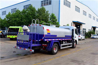 园林绿化洒水车 功能、细节与生态之美的视觉呈现