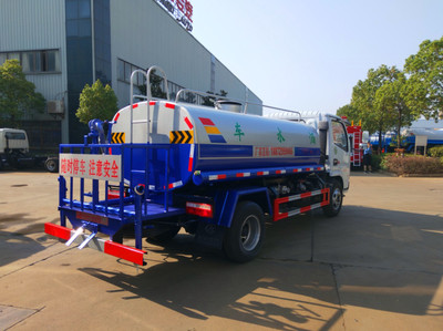 城市交响曲 洒水车，一道流动的风景线